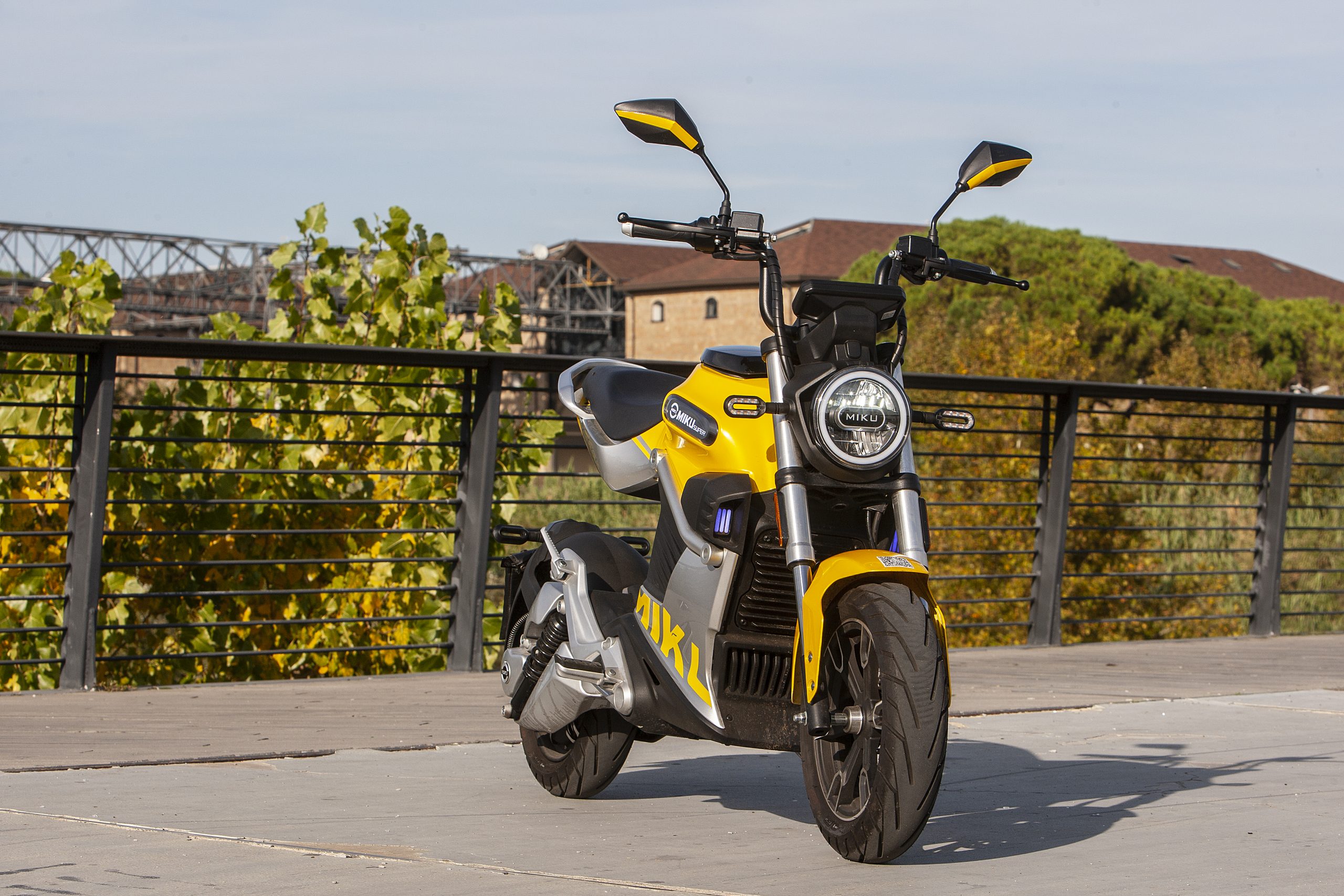 scooter elettrico giallo